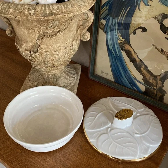 Vintage USA Rare Unique Pottery Covered Dish Leaf Design Gold Trim - Picture 15 of 16